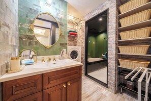 LM-305 Melody Stay Hamamatsu, Digital Piano / Non smoking | Bathroom | Hair dryer, towels, shampoo, toilet paper - Le Grand Mishima (Hamamatsu)