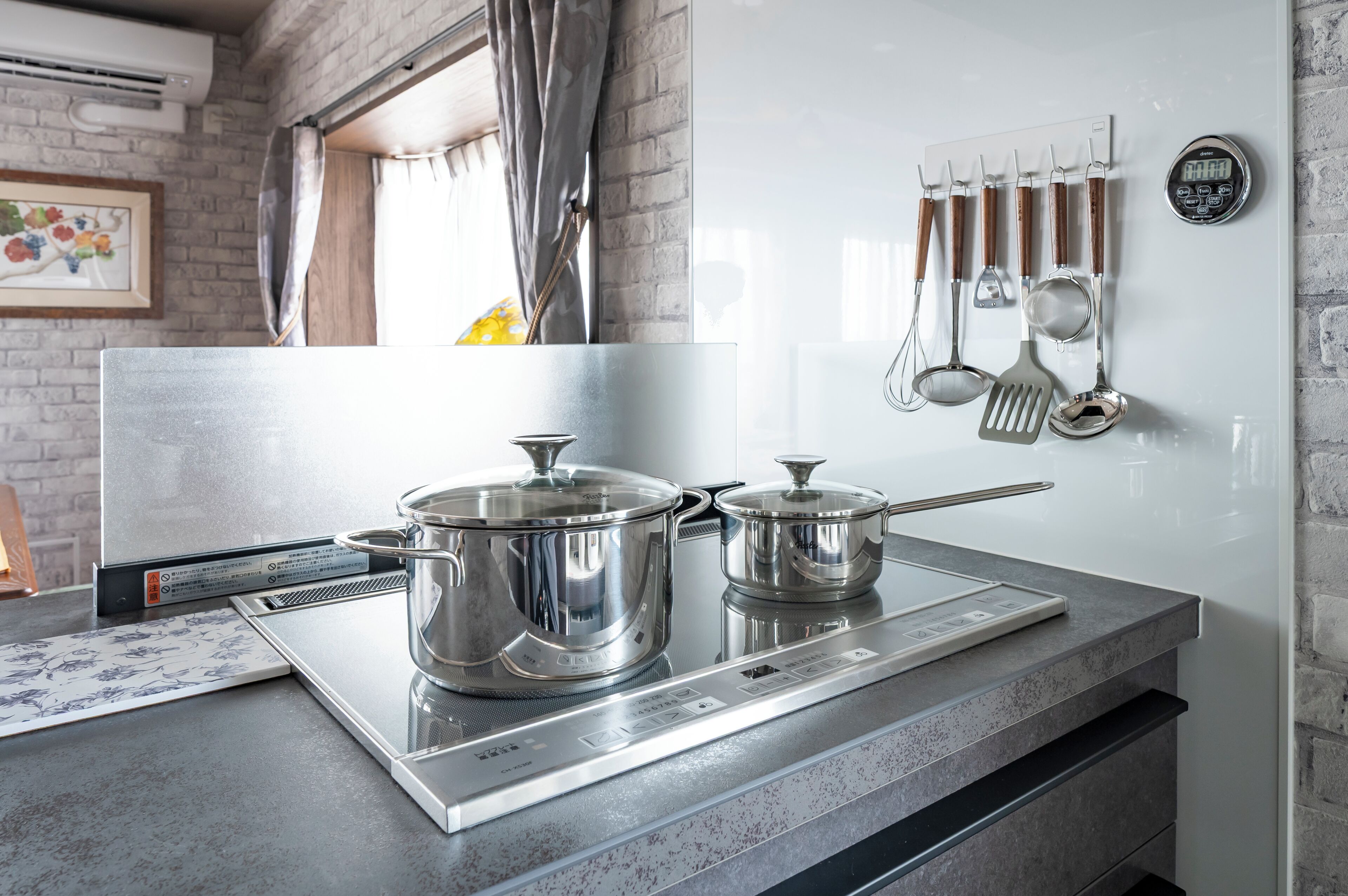 Quarto, para não fumantes (LM-605 Equipped with Monitor Displays) | Cozinha privada | Geladeira grande, micro-ondas, fogão, cooktop