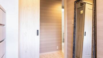 Zimmer, Nichtraucher (LM-101 Serene monotone modern space)