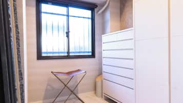 Zimmer, Nichtraucher (LM-101 Serene monotone modern space)