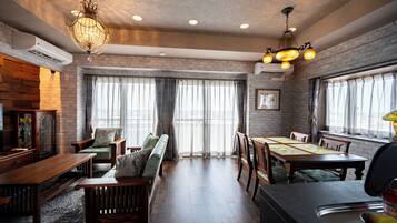 ๋ฃธ, ๊ธ์ฐ (LM-605 Equipped with Monitor Displays) | ๊ฑฐ์ค ๊ณต๊ฐ