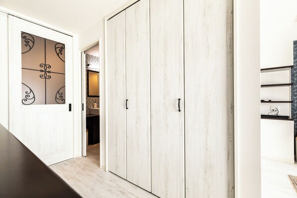 Habitación, para no fumadores (LM-101 Serene monotone modern space) | Espacio para trabajar con laptop, wifi gratis y ropa de cama 