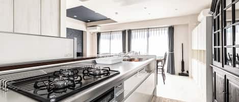 LM-101 Serene monotone modern space, Non Smoking | Private kitchen | Full-size fridge, microwave, oven, stovetop