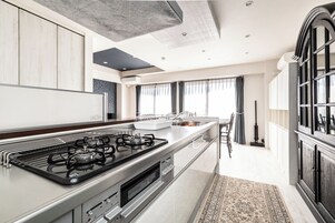 LM-101 Serene monotone modern space, Non Smoking | Private kitchen | Full-size fridge, microwave, oven, stovetop