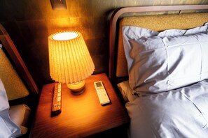 Departamento clásico, para no fumadores (LM-605 Equipped with Monitor Displays) | Espacio para trabajar con laptop, wifi gratis y ropa de cama 