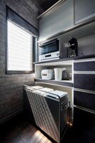 Refrigerador con freezer, microondas, horno, placa de cocina