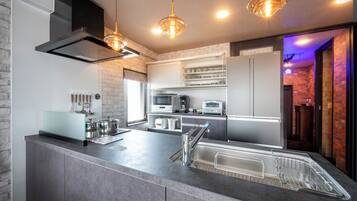 LM-605 ノマドワーカー歓迎 モニター完備 禁煙 | 専用キッチン | 大型冷蔵庫、電子レンジ、オーブン、コンロ