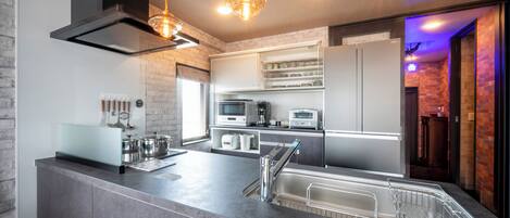 LM-605 Digital Nomads Welcome! Equipped with Monitor Displays, Non Smoking | Private kitchen | Full-sized fridge, microwave, oven, stovetop