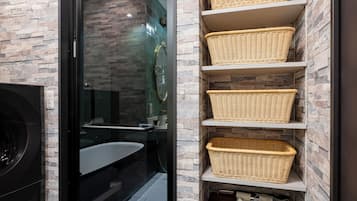 Quarto, para não fumantes (LM-605 Equipped with Monitor Displays) | Banheiro | Secador de cabelo, toalhas de banho, shampoo, papel higiênico