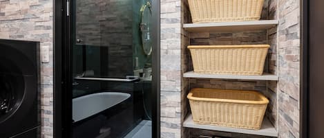 Habitación, para no fumadores (LM-605 Equipped with Monitor Displays) | Baño | Secadora de cabello, toallas, shampoo, papel de baño