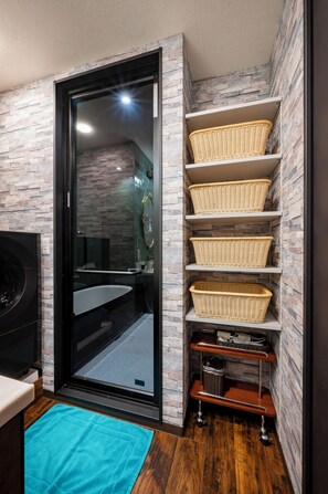 LM-605 ノマドワーカー歓迎 モニター完備 禁煙 | バスルーム | ヘアドライヤー、タオル、シャンプー、トイレットペーパー