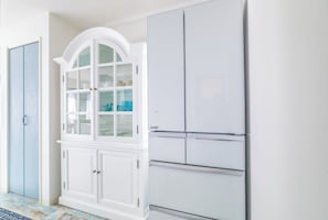 LM-103 A Charming French shabby-chic retreat, Non Smoking | Private kitchen | Full-sized fridge, microwave, oven, stovetop