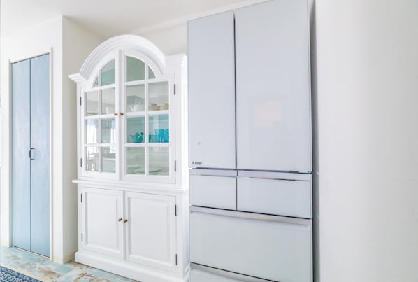 LM-103 A Charming French shabby-chic retreat, Non Smoking | Private kitchen | Full-size fridge, microwave, oven, stovetop