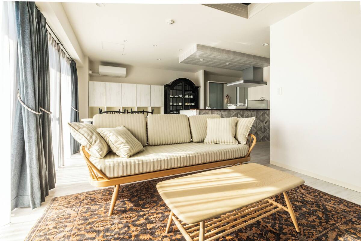 Rom, ikke-røyk (LM-101 Serene monotone modern space) | Spiseområde på rommet