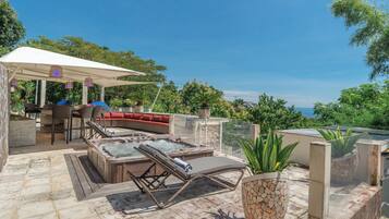 Bar junto a la piscina