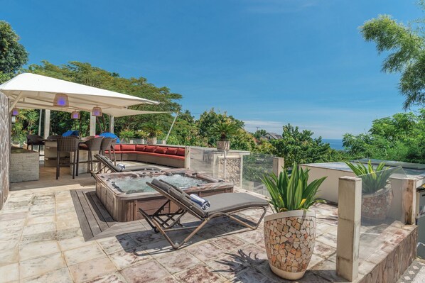 Bar junto a la piscina