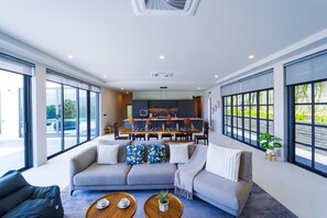 Villa, vista a la alberca | Plano