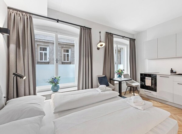 Studio | Iron/ironing board, free WiFi - easy-flat Stadtpark - Premium AC Apartments (Vienna)
