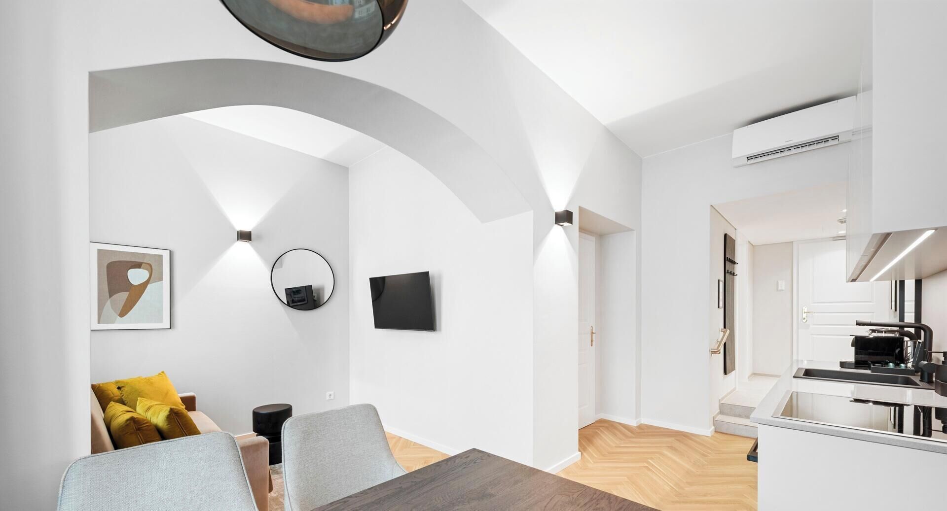 Un apartamento moderno con comedor, cocina y sala de estar.