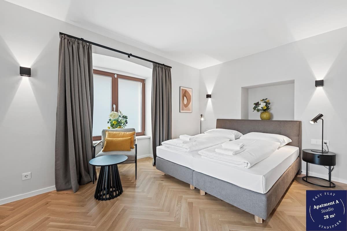 Estudi | Planxa i posts de planxar i wifi gratuïta