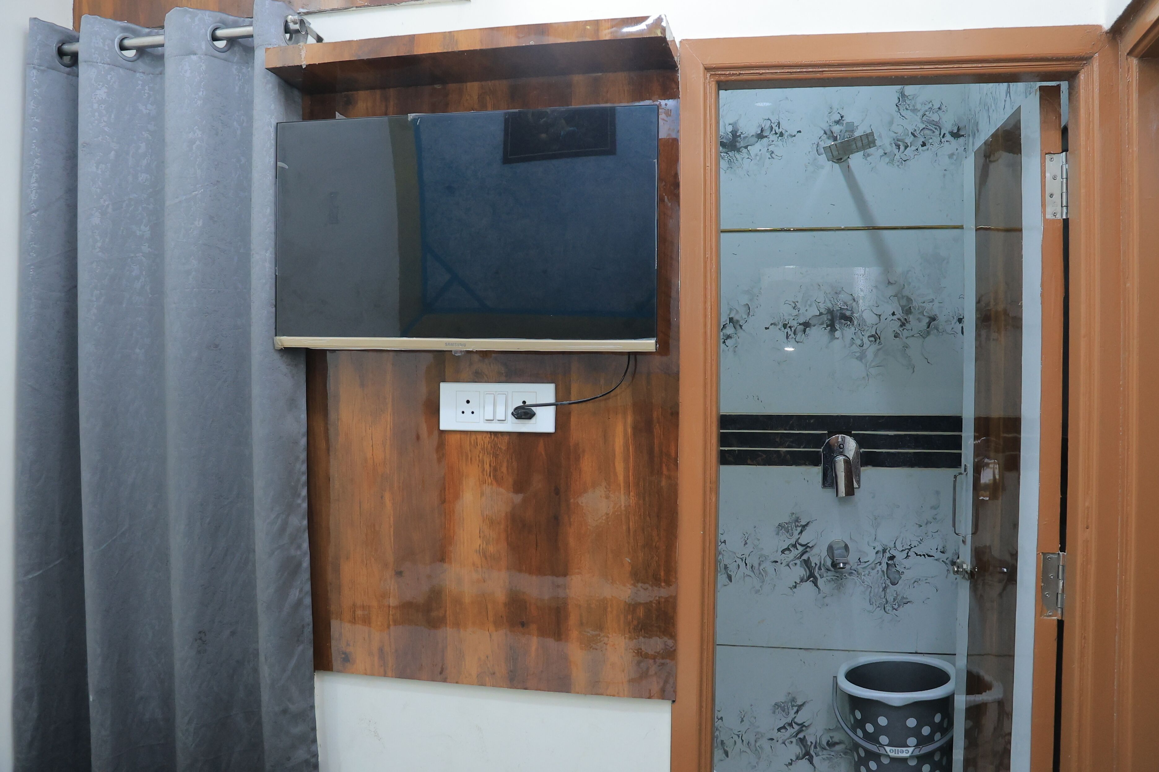 Family Room | Desk, free WiFi