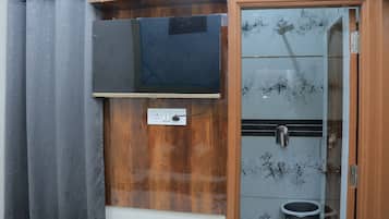 Family Room | Desk, free WiFi