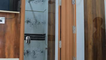 Family Room | Bathroom | Shower, towels, soap