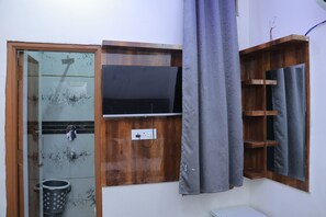 Quadruple Room | Desk, free WiFi - Hotel Paras Stay (Amritsar)