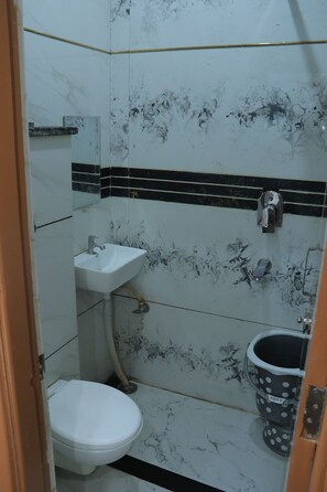 Deluxe Room | Bathroom | Shower, towels, soap - Hotel Paras Stay (Amritsar)