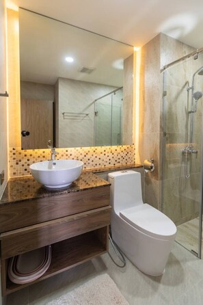 Regadera, secadora de cabello, toallas, jabón 