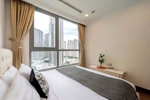 Suite presidencial, 2 habitaciones, Acceso al salón del club, vistas a la ciudad | Sábanas de algodón egipcio y ropa de cama de alta calidad