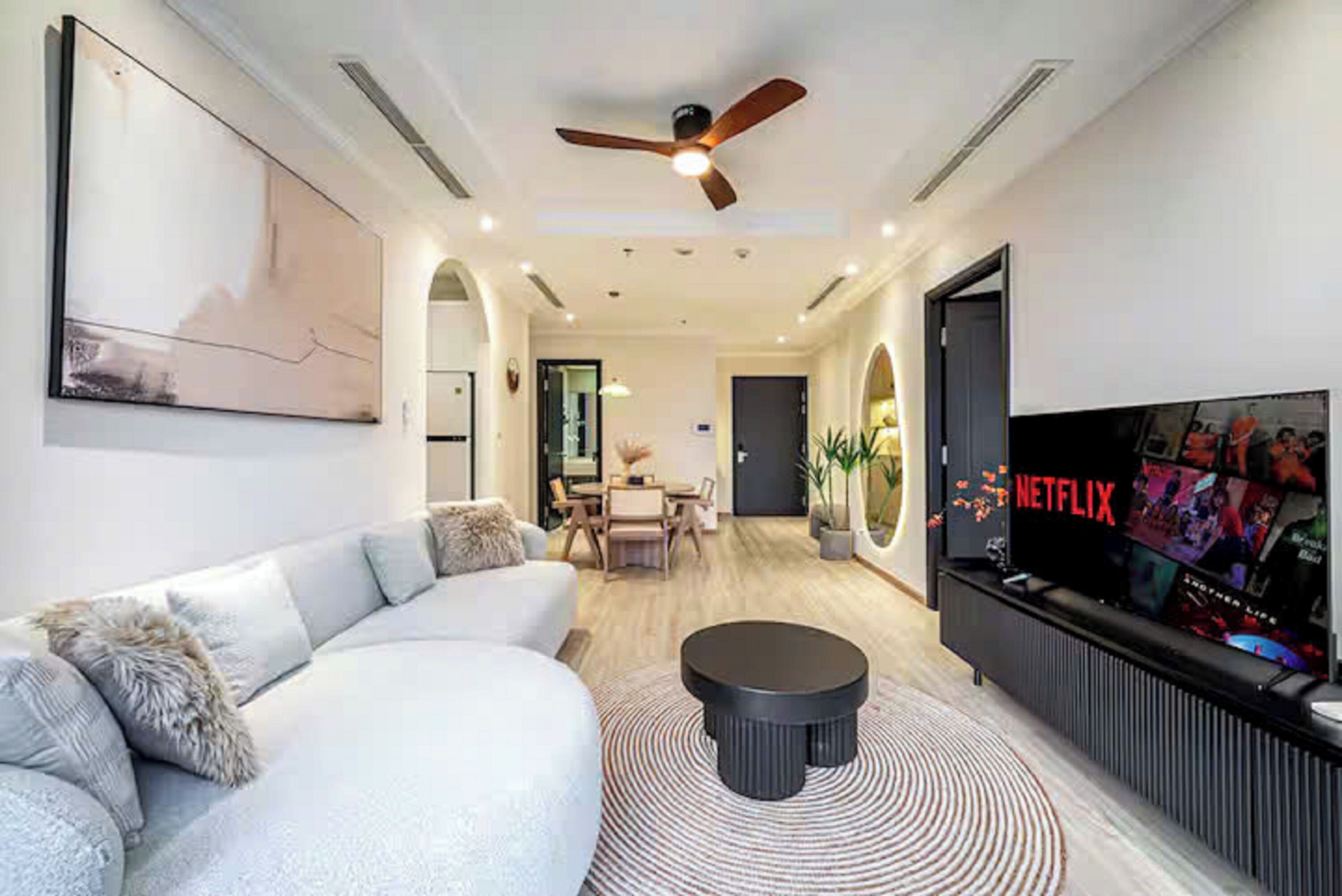 Suíte família, 3 quartos, acesso ao Club Lounge, vista para a cidade | Área de estar | Smart TV 65 polegadas com canais a cabo, lareira, Netflix