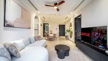 Suíte família, 3 quartos, acesso ao Club Lounge, vista para a cidade | Área de estar | Smart TV 65 polegadas com canais a cabo, lareira, Netflix