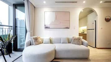 Phòng Suite dành cho gia đình, 3 phòng ngủ, quyền sử dụng Club Lounge, quang cảnh thành phố | Khu phòng khách | Smart TV 65-inch có truyền hình cáp, lò sưởi, Netflix