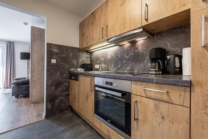 Fridge, oven, stovetop, dishwasher