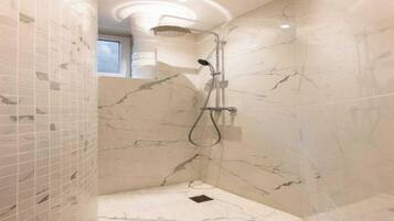 Secador de pelo, toallas