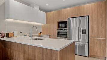 冰箱、微波炉、烤箱、炉灶