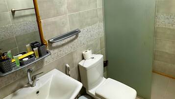 Loftsrom, 1 soverom, røyk, peis | Bad