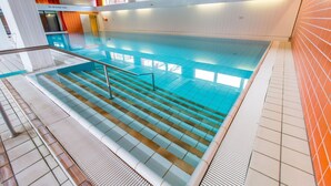 An indoor swimming pool with steps leading into it, a tiled floor, and a wooden ceiling. - Berolina 314 - Sea whispers - "Sea whispers" with a view of the infinite (Dahme)