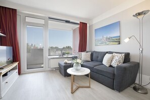 TV, DVD player, ping pong, stereo