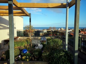 Un jardin sur le toit offrant une vue sur une ville côtière.