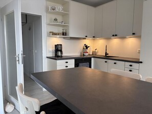 Kjøleskap, ovn, kokeplater og oppvaskmaskin