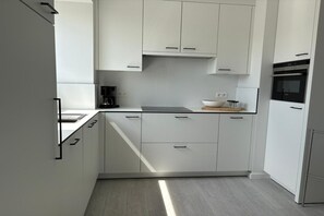 Fridge, microwave, dishwasher, coffee/tea maker