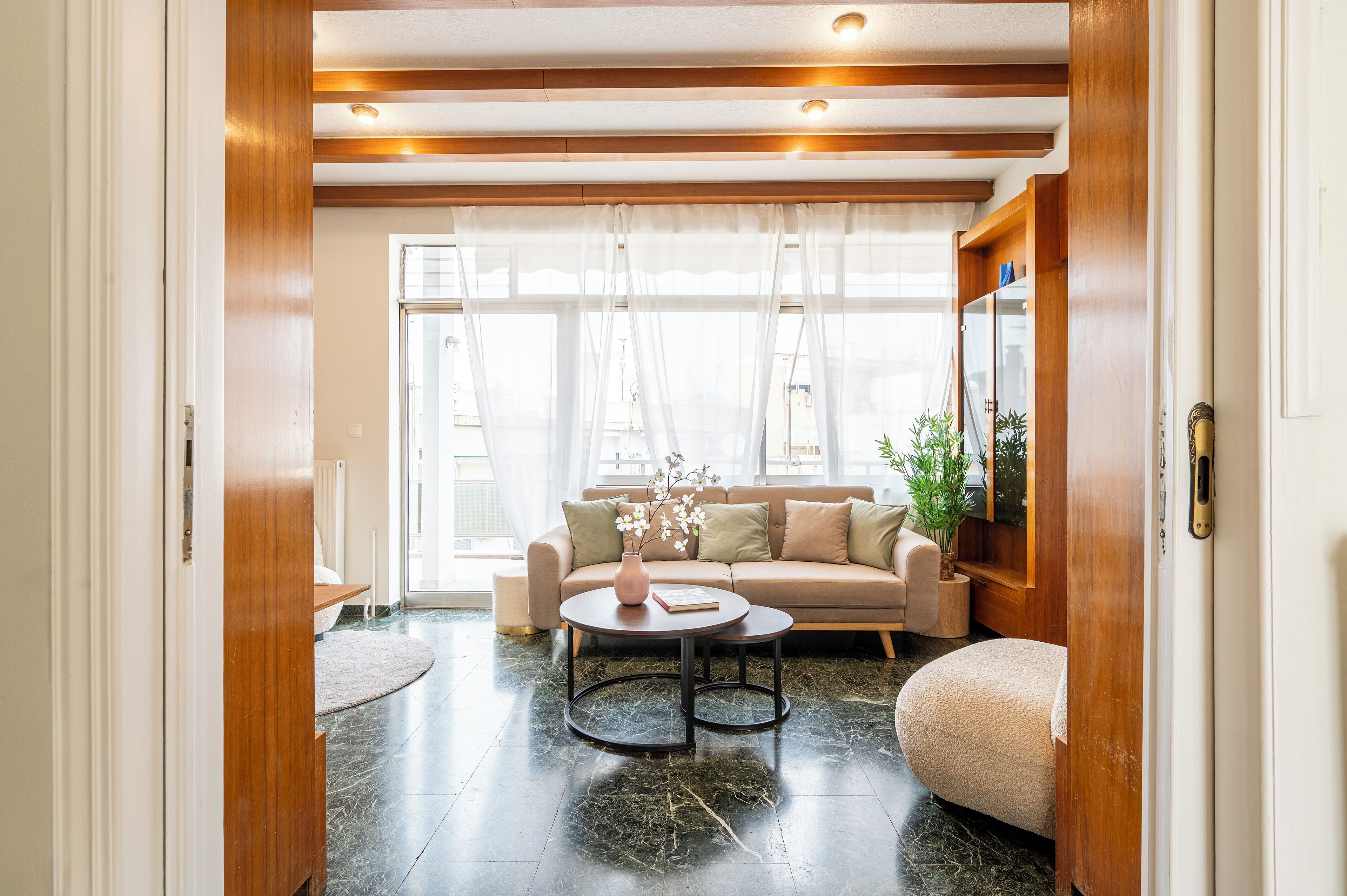 Una Smart TV, una chimenea