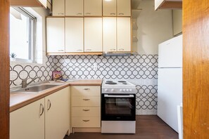 Oven, stovetop, toaster, cookware/dishes/utensils