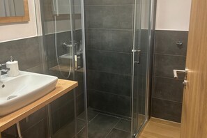 Douche, sèche-cheveux, serviettes fournies