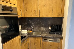 Frigorifero, forno, piano cottura, lavastoviglie
