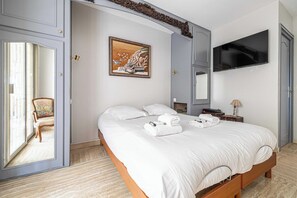 1 bedroom, desk, iron/ironing board, Internet