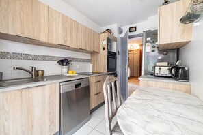Fridge, microwave, oven, stovetop