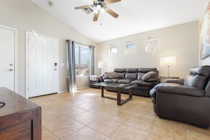 TV, fireplace - Renovated and Nicely Decorated Home Close to Park (Mesa)